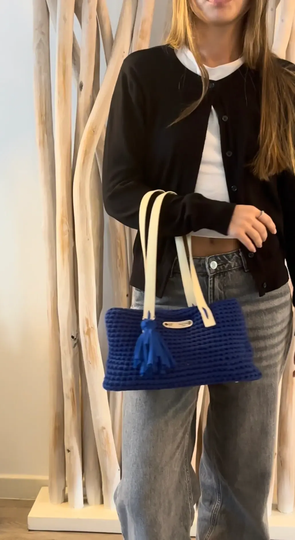 Sac Karina bleu nuit porté à l’épaule, anses crème