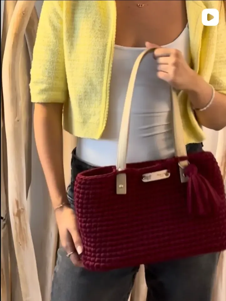 Sac en crochet bordeaux à anses crème, porté à l’épaule